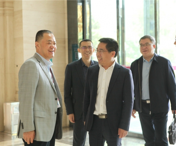 商务部国家茧丝绸协调办公室副司长陈平，河池市委常委、、、副市长杜际鹏莅临调研指导