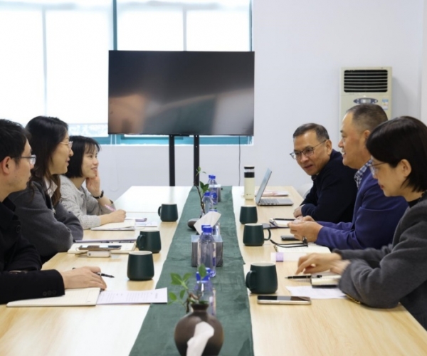 体贴眷注落实处，政企同心营生长